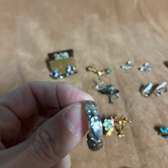 Lot of 14 vintage clip on or screw back earrings. Great condition and designs - Picture 11 of 16